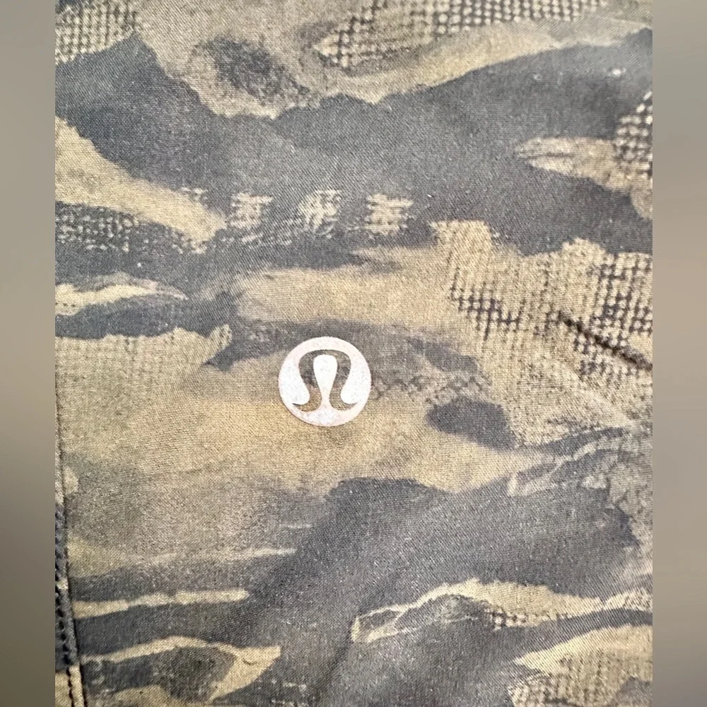 🖤 Men’s Lululemon Camouflage 9” shorts with pockets Size Medium excellent.